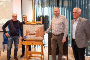 Hein Franke, Gerard van den Houtenen (Mechan Groep), Christiaan te Strake (Stedelijk Museum Zutphen), Wim Hengeveld (Mechan Groep) en het mozaiek De Man van de Knakworst