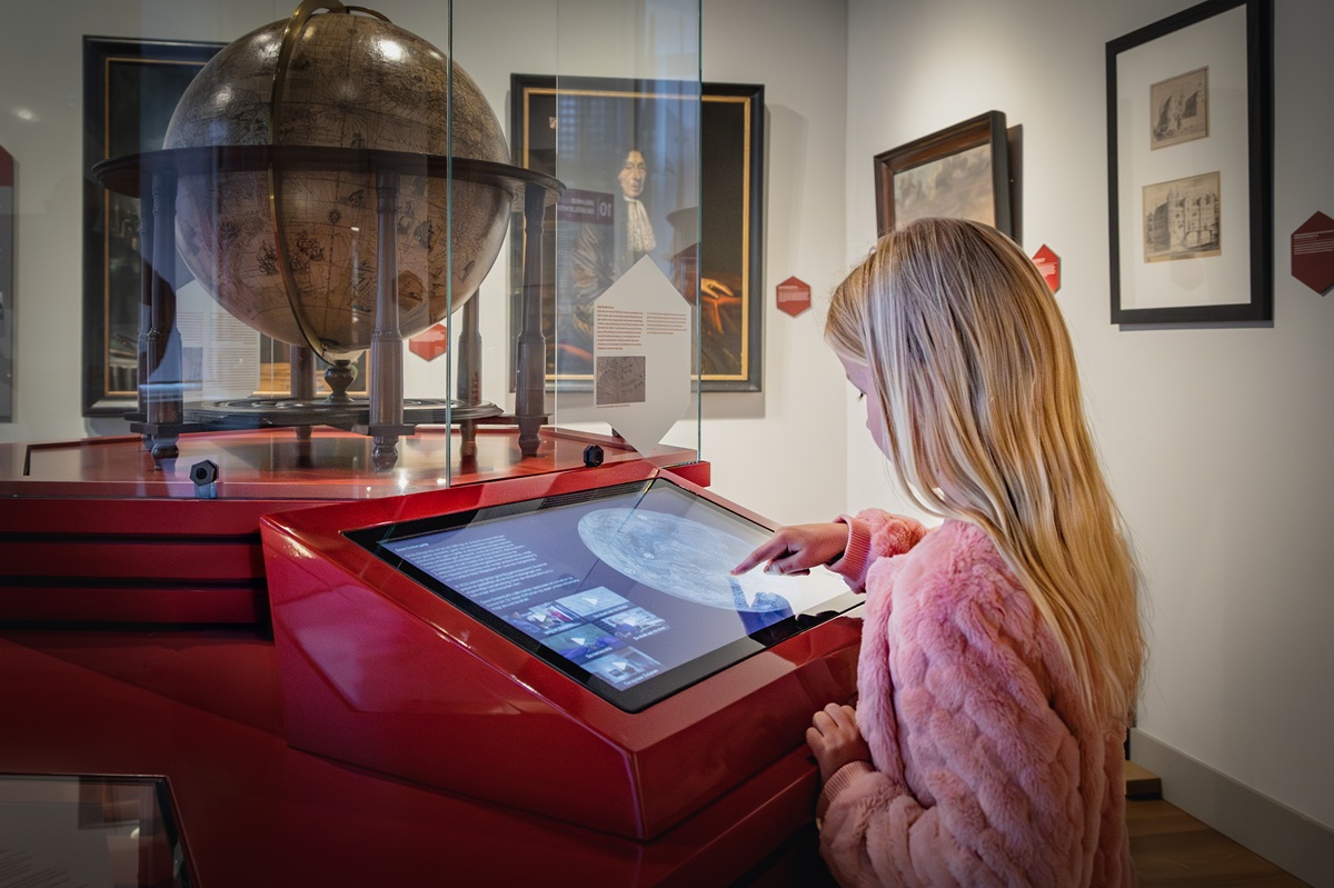 Een meisje in de museumzaal