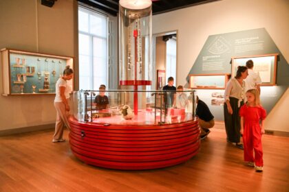 Bezoekers in de museumzaal