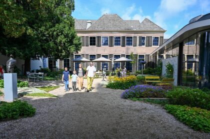 museumtuin met een groep mensen