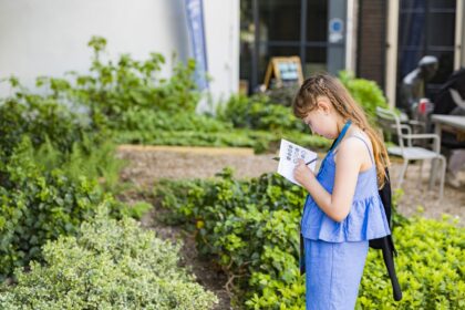 Meisje tekent in de museumtuin. Foto Max Kneefel