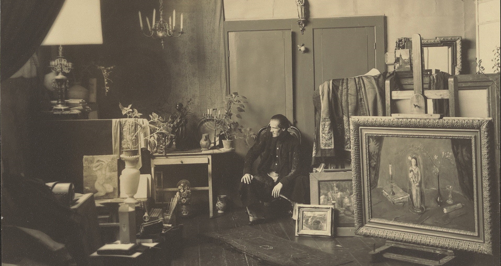 Theo Beerendonk in zijn atelier.