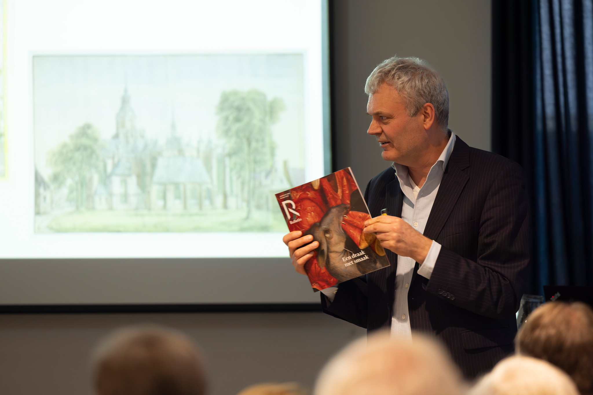 Laurens Schoemaker, conservator historische topografie van het RKD – Nederlands Instituut voor Kunstgeschiedenis in Den Haag, presenteert bulletin van Vereniging Rembrandt.