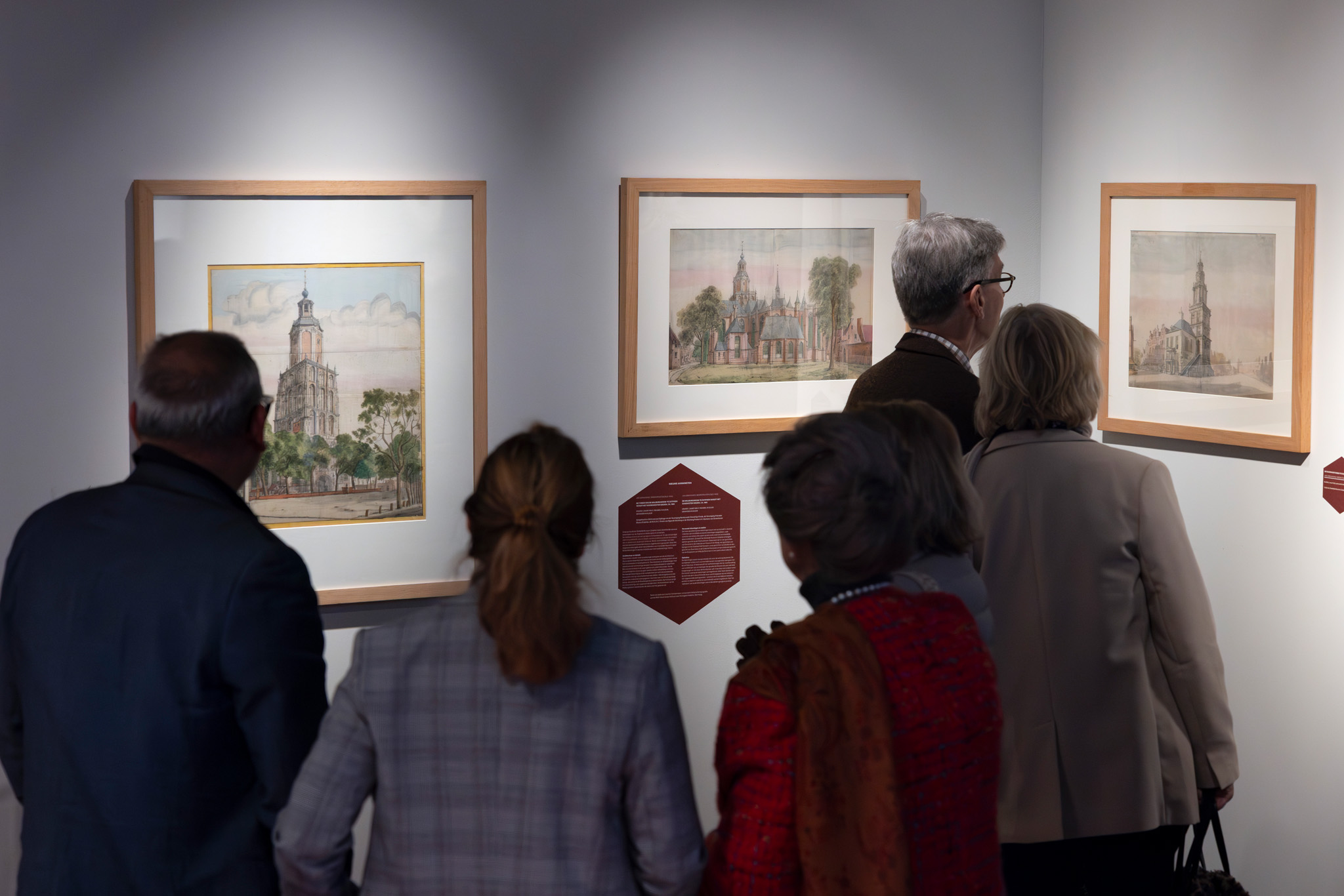 Bezoekers bekijken de aanwinsten van Beerstraaten in het Stedelijk Museum Zutphen.