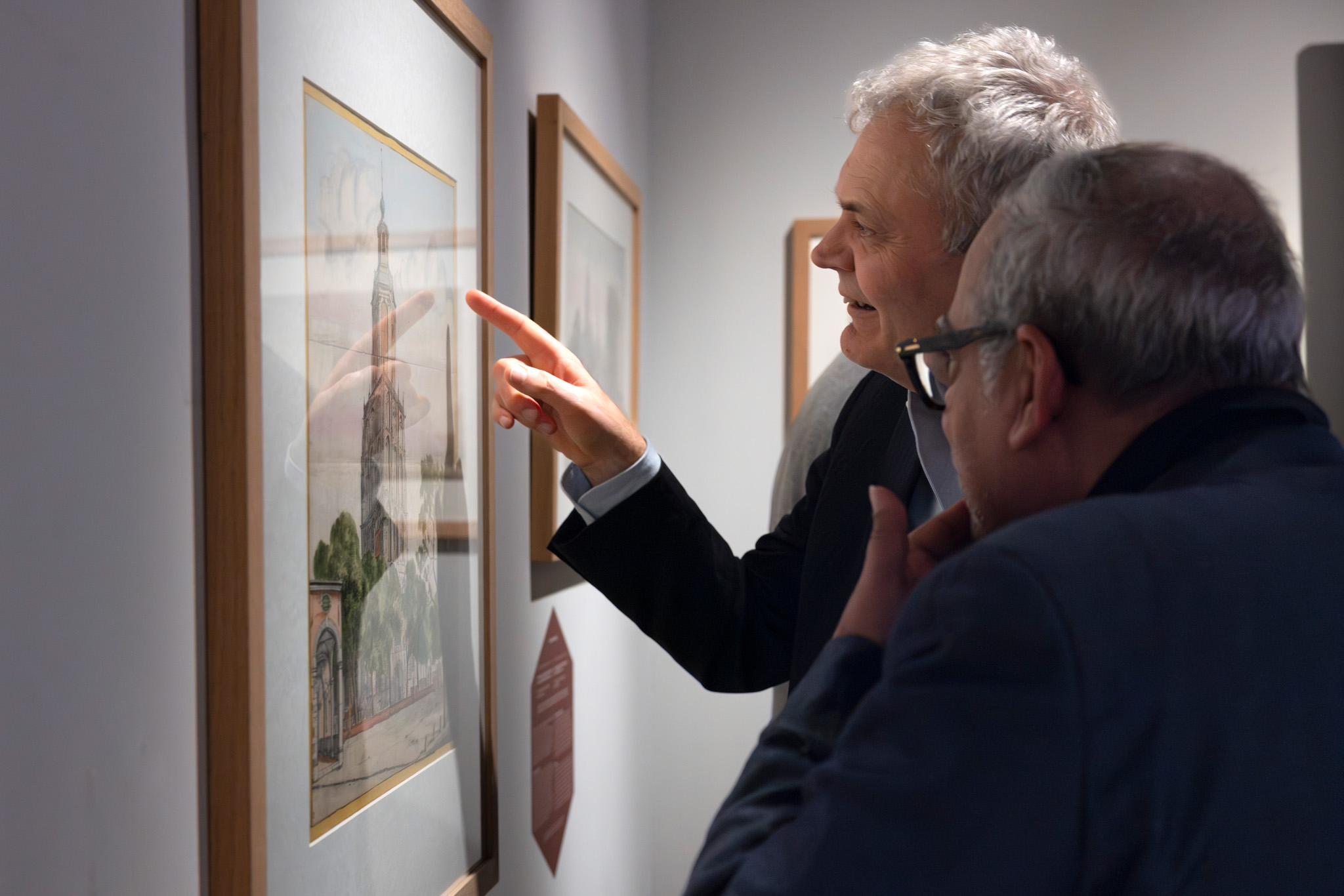 Laurens Schoemaker, conservator historische topografie van het RKD – Nederlands Instituut voor Kunstgeschiedenis in Den Haag, en Paulo Martina, directeur Musea Zutphen bekijken de tekening van Beerstraaten in het Stedelijk Museum Zutphen