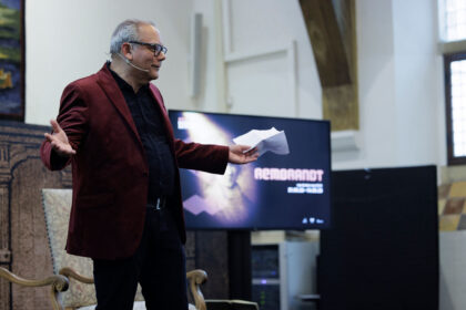 Op de foto: Paulo Martina bij de opening in de Walburgiskerk van de tentoonstelling 'Rembrandt, van donker naar licht'. (foto Patrick van Gemert)